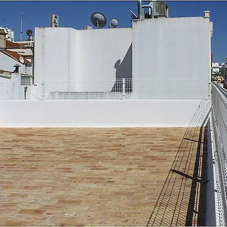 Avenida 25 De Abrilnº9,albufeira *